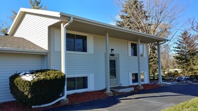 Building Photo - Spacious 4 bedroom 2 Bath Single Family Mt Pleasant