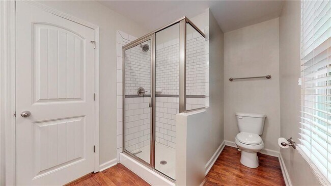 Building Photo - 2305 Vistamont Dr