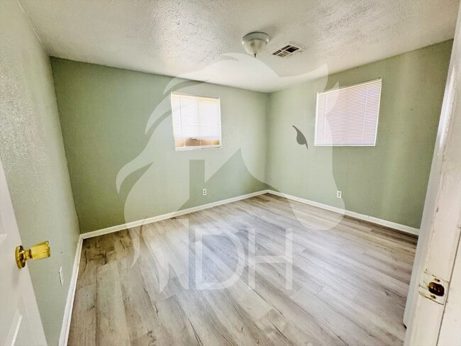 Building Photo - Adorable 2 bedroom Home in Woodward