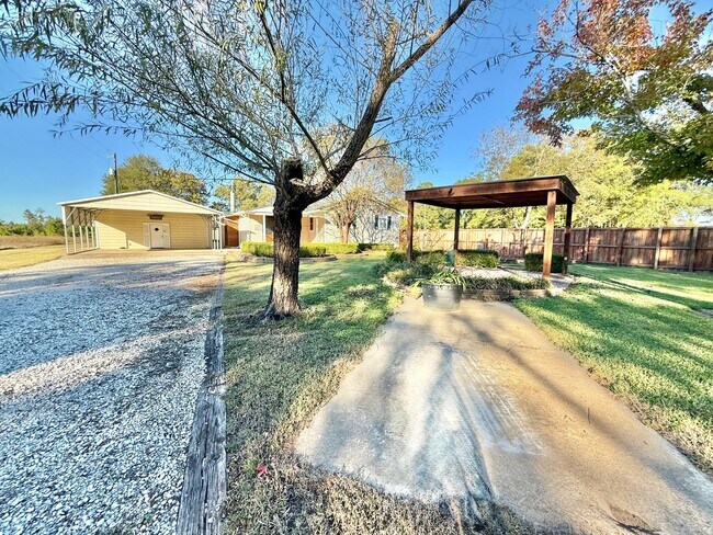 Building Photo - 284 CR 202 E