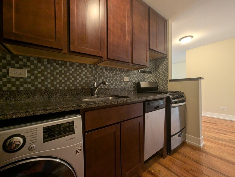 Building Photo - 557 W Arlington Pl