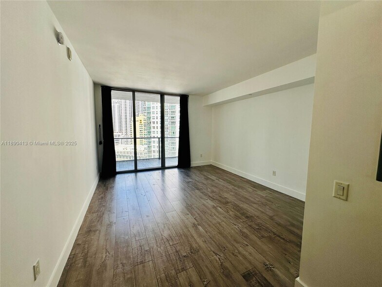 Building Photo - 1300 Brickell Bay Dr