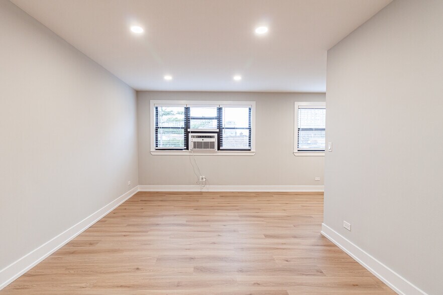 Building Photo - 531 W Aldine Ave