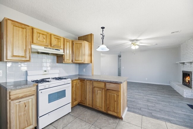 Building Photo - Cute 3 bed 1.5 bath home with a large yard and quite living in the highly desired Bixby Public Sc...