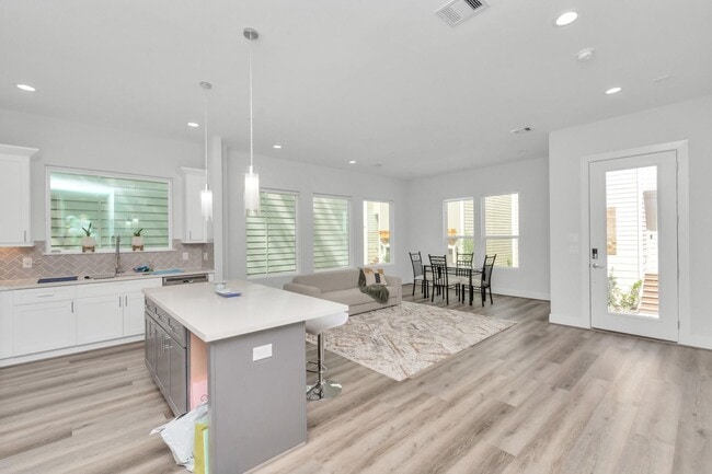 Building Photo - 3360 Pinemont Dr