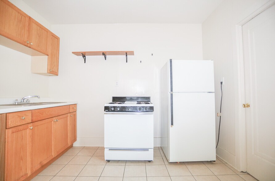 Building Photo - 1111 W Roscoe St