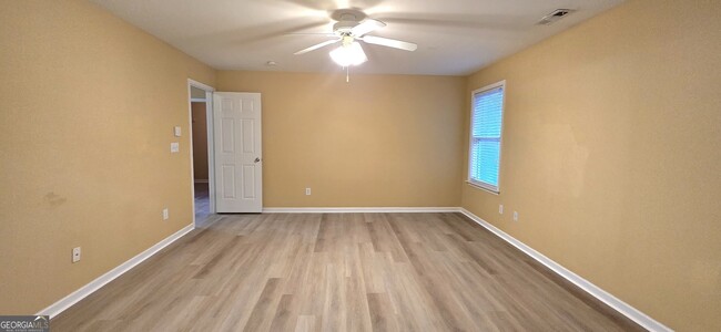 Building Photo - 11 Brookview Dr