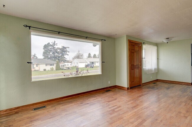 Building Photo - 2 Bedroom Pet Friendly Rambler in Town
