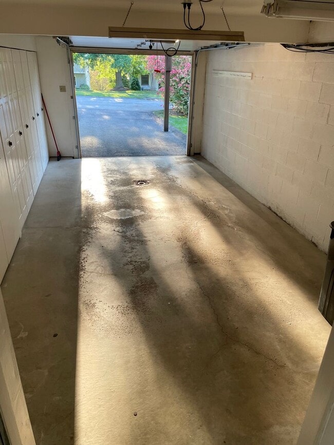 Building Photo - 2 Bed 1.5 Bath- Oakdale PA! Hawthorne Vill...