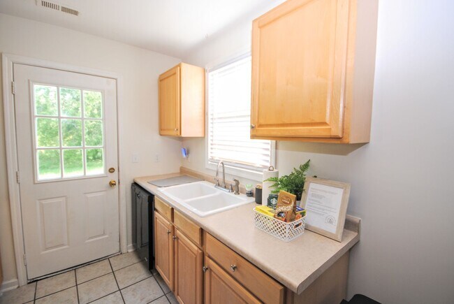 Building Photo - 707 Bagwell Ct