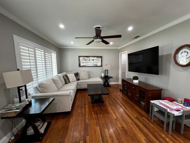 Building Photo - 3 Bed 2 Bath Home For Rent in an Excellent...