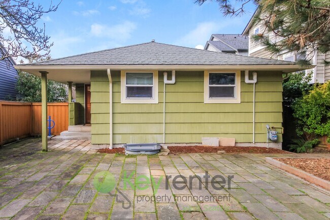 Building Photo - Stylish 4 Bedroom Steps from Shops, Cafes, and Parks