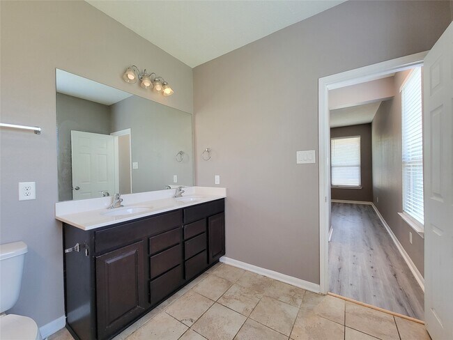 Building Photo - 14202 Persimmon Woods Dr