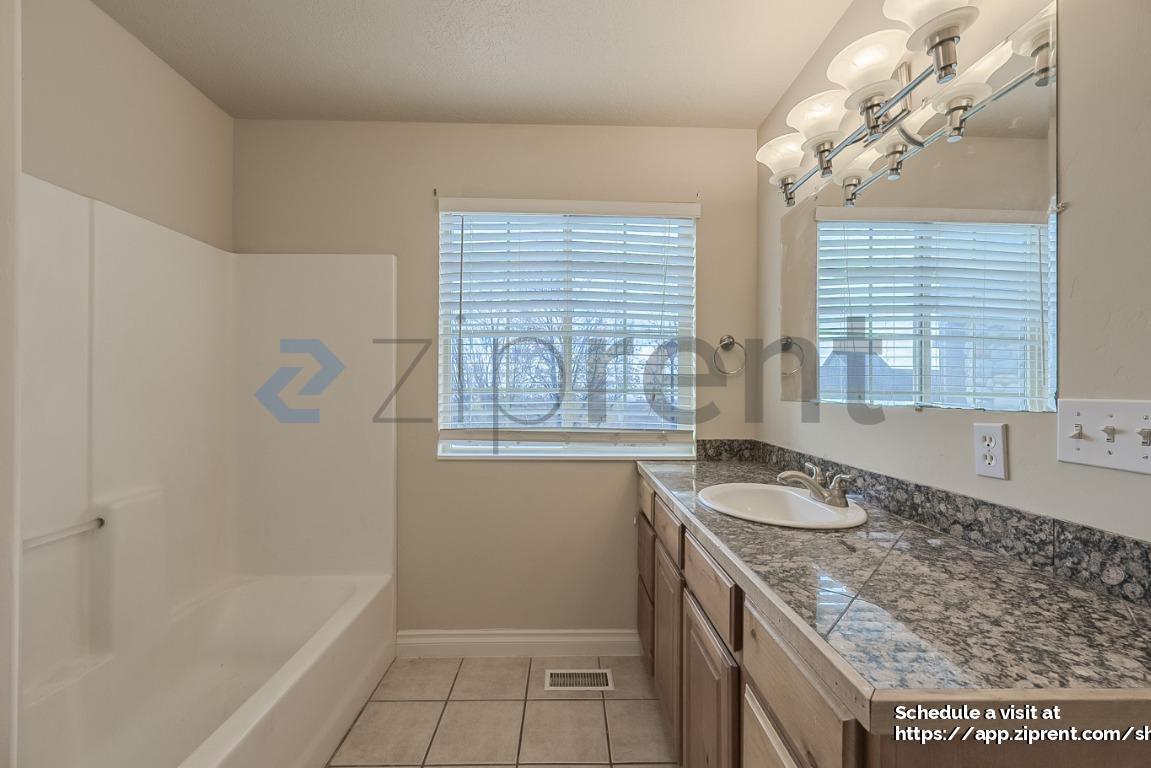 Building Photo - 10326 Avondale Dr