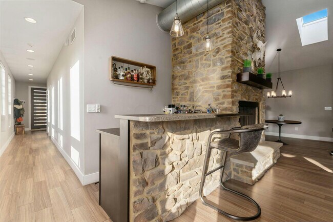 Building Photo - 484 E Kossuth St