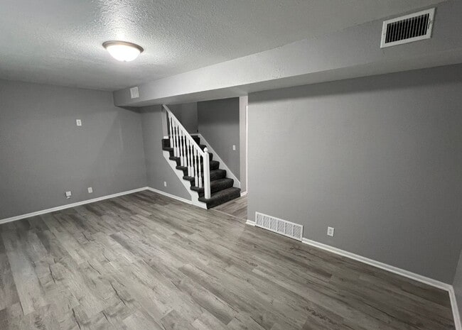 Building Photo - Renovated 3 Bedroom Duplex in Raytown!