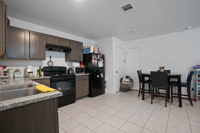 Building Photo - 28612 Rantoul Ct
