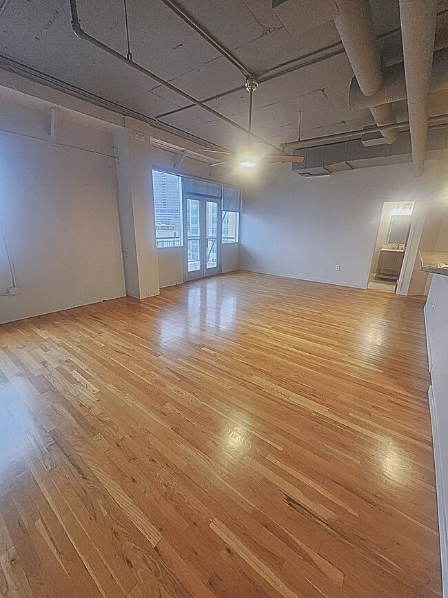 Building Photo - Gorgeous & Updated Skyloft One Bedroom-Ava...