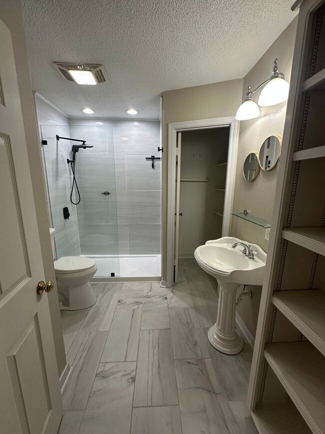 Building Photo - Gorgeous 3 Bed Brick Home