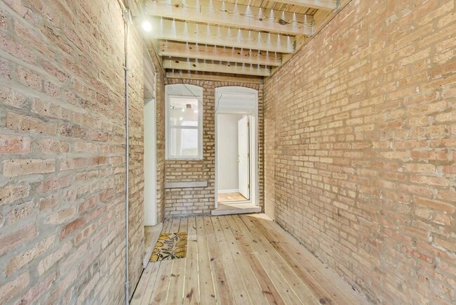Building Photo - Gorgeous 2 Bed, Plus Sunroom/Office, 1 Bat...