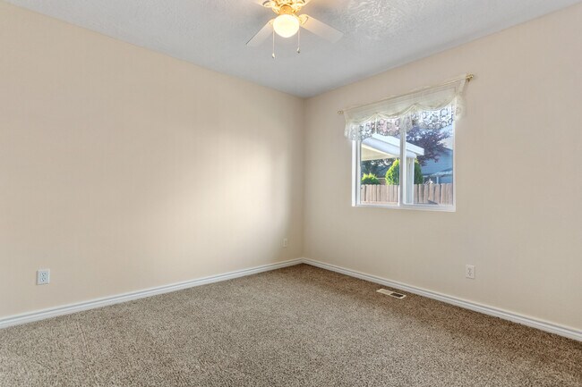 Building Photo - 2119 W Roberts Ave