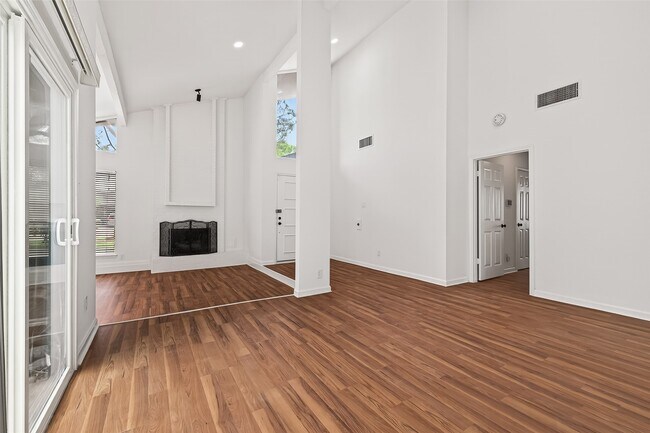 Building Photo - 15903 Hickory Knoll Dr
