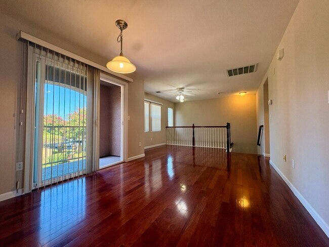 Building Photo - Beautiful Well Kept 2 Bedroom, 2 Bathroom in Roseville!