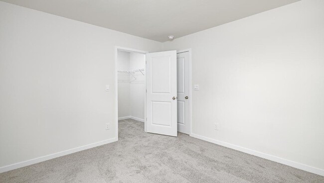 Building Photo - Modern 3-Bedroom Home in Community with Po...