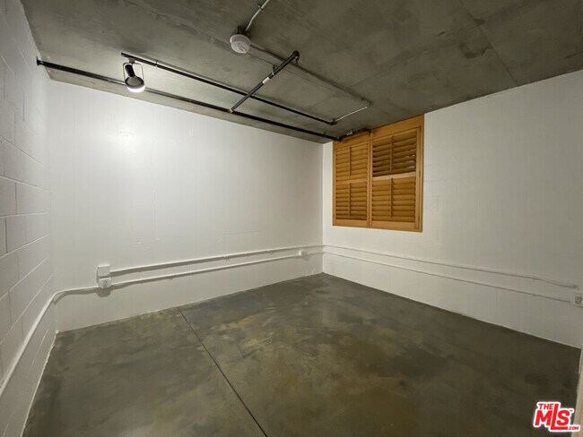 Building Photo - 1130 Flower St