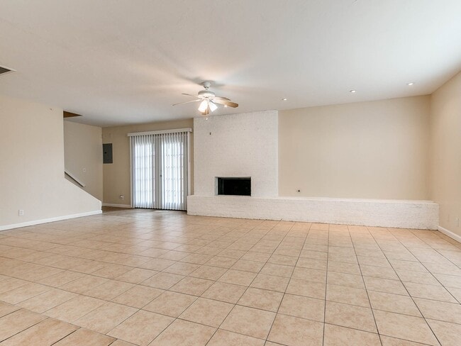 Building Photo - Just remodeled Duplex Home