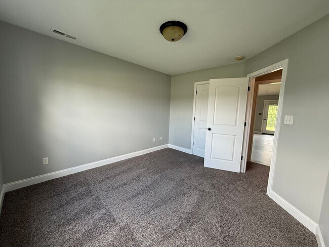 Building Photo - Spacious 3 bedroom, 2 bath house near GM, Magna, and Industrial Park.