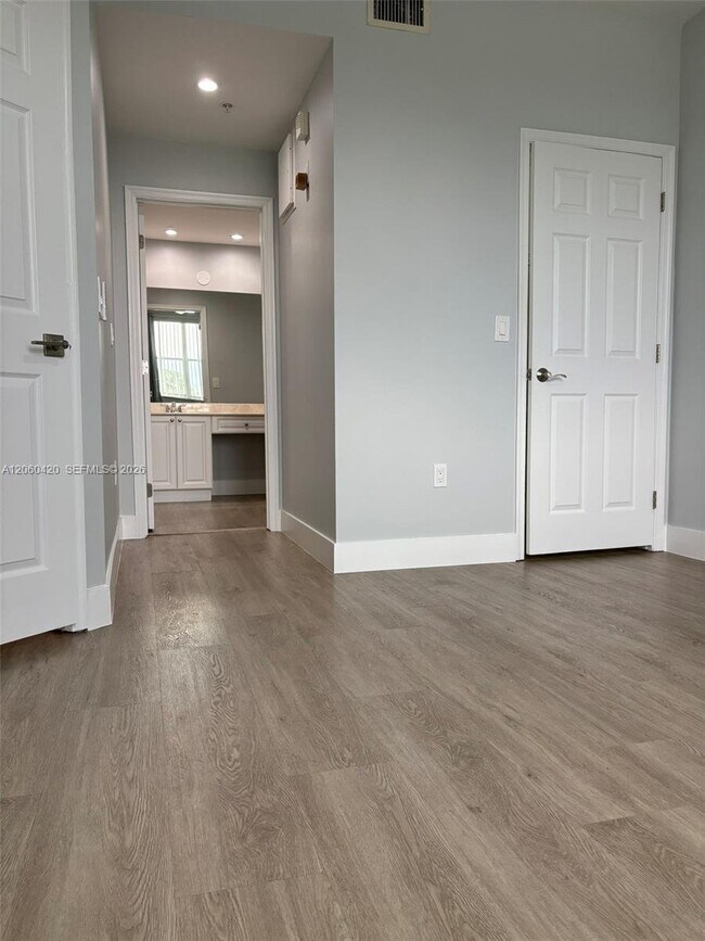 Building Photo - 2100 Greenview Shores Blvd