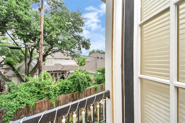Building Photo - 9200 Westheimer Rd