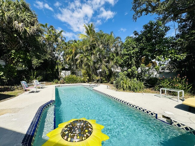 Building Photo - 2415 Laurel Ln