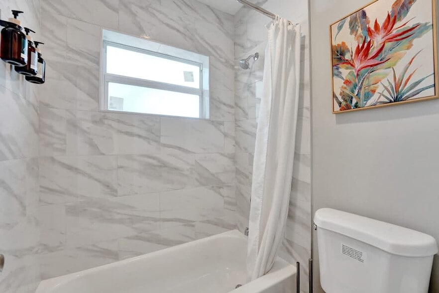 Building Photo - 3204 NE 9th St