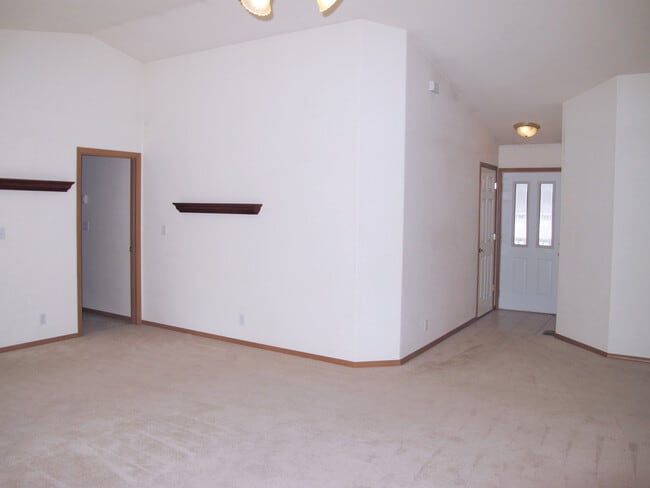 Building Photo - ***PENDING APPLICATION***Charming 3 bedroo...