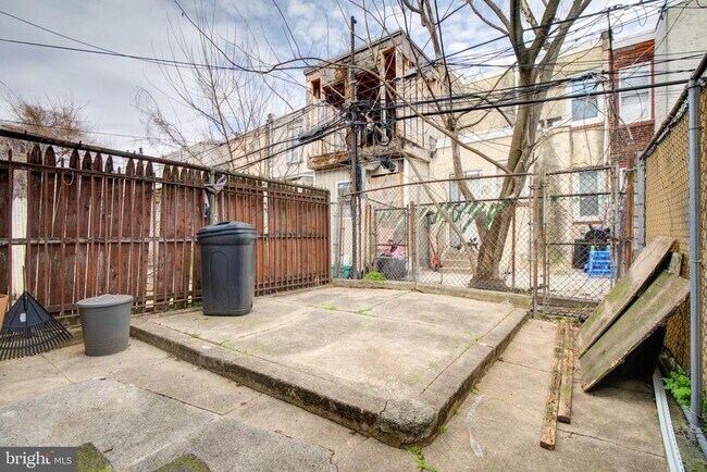 Building Photo - 2069 E Monmouth St