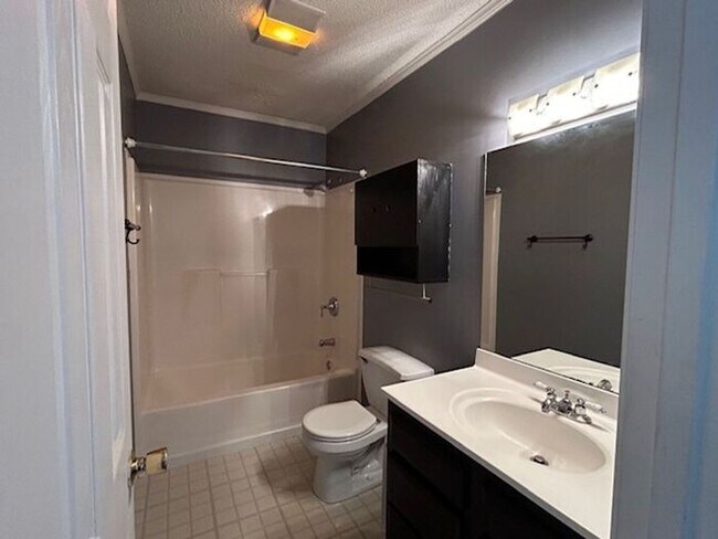 Building Photo - Nice 2 bedroom 2 bath home