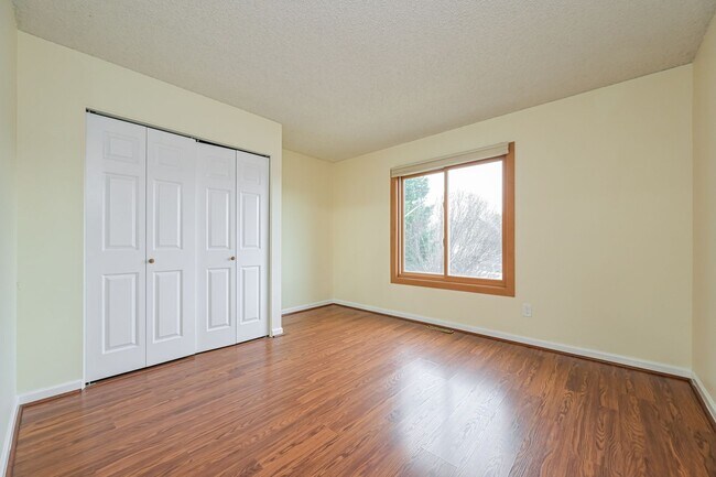 Building Photo - Spacious 4 Bed/2 Bath in Desirable Willow Creek.