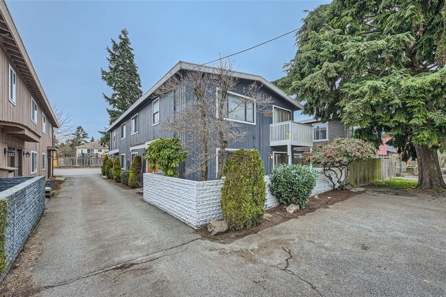Building Photo - 12737 Greenwood Ave N