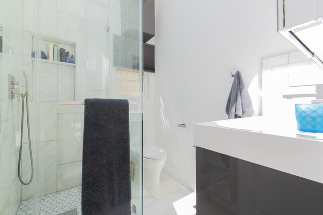 Bathroom - 6122 Glen Tower St