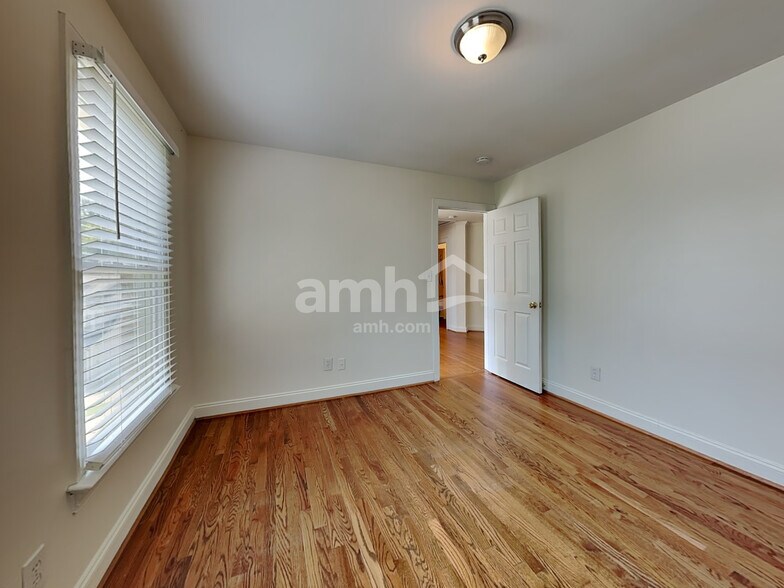 Building Photo - 2402 Clovelly Ct