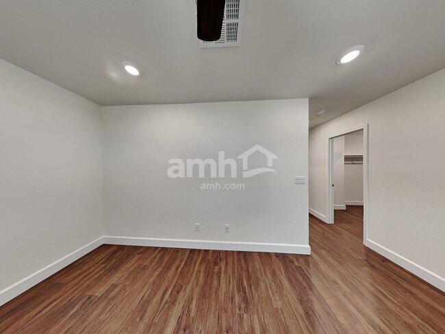 Building Photo - 872 Longwood Gdns St