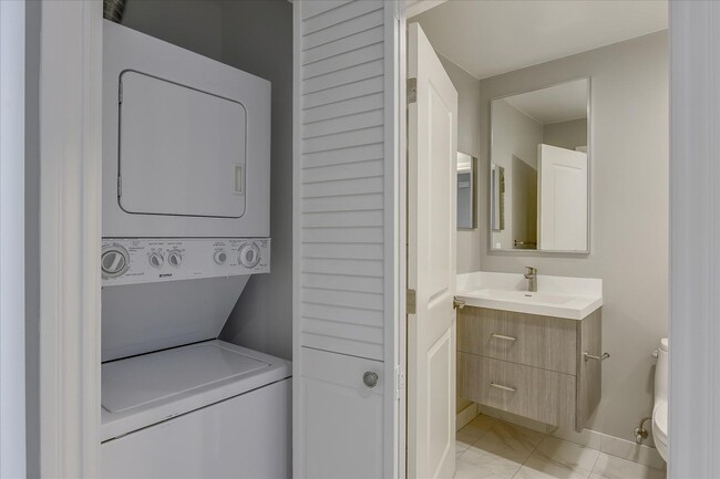 Building Photo - Newly Remodeled Two Bedroom Condo in Pacif...