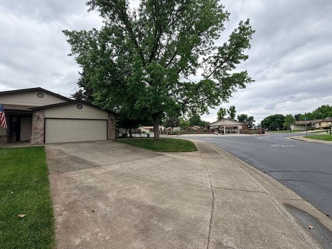 Building Photo - Beautiful 55+ home in Paris Park!