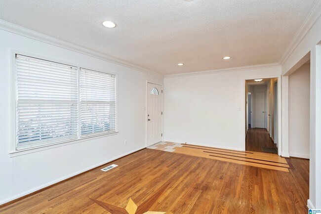 Building Photo - 1327 3rd Ave SW