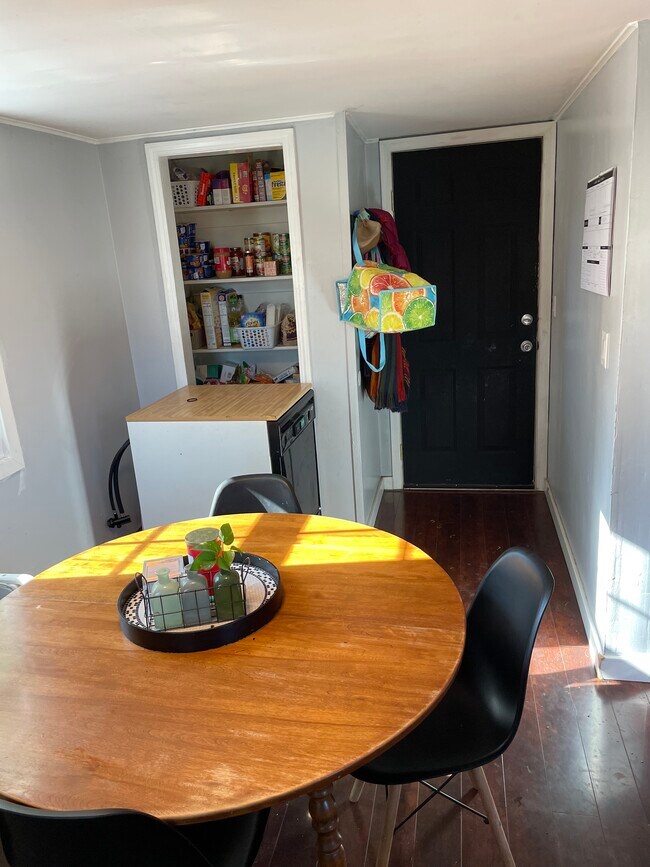 Building Photo - 3124 W Fairview Ave