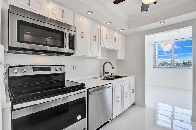 Building Photo - 3113 S Ocean Dr