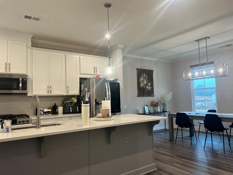 Building Photo - 161 Jameson Dr