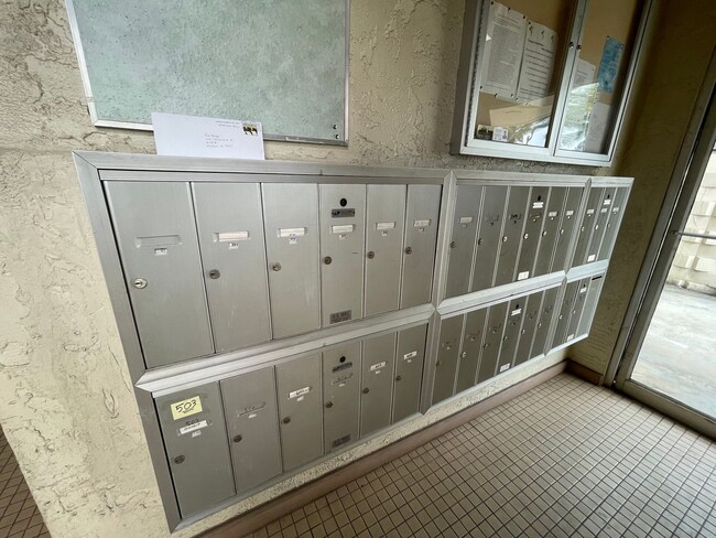 Building Photo - Regency Ala Wai Condo - FURNISHED 1 bedroom unit, Utilities Included - no parking - Avail now!